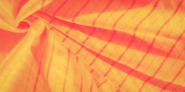 Yumuşak kıvrımları ve canlı renkleri olan bulanık sarı kumaş. Madde, derinlik hissi veren ince yatay çizgilerle güçlendirilmiş pürüzsüz, akıcı bir doku yaratır..