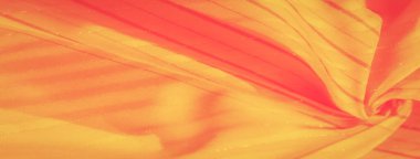 Yumuşak kıvrımları ve canlı renkleri olan bulanık sarı kumaş. Madde, derinlik hissi veren ince yatay çizgilerle güçlendirilmiş pürüzsüz, akıcı bir doku yaratır..