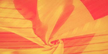 Bulanık sarı ve turuncu kumaşlar, ince çizgili desenler. Dinamik kıvrımlar ve sıcak renklerin zengin etkileşimi canlı ve dokulu bir soyut tasarım yaratır..