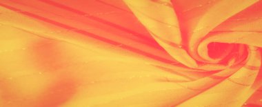 Zarif kıvrımları olan bulanık, sarı kumaştan bir görüntü. Işığın ve gölgelerin nazik karışımı narin dokusunu geliştirir. İnce ve pürüzsüz bir görünüm verir.