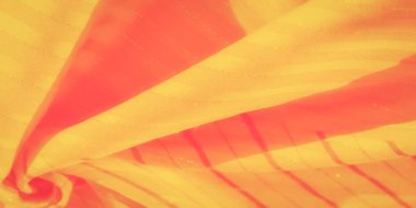 Hassas dokuma hatları olan, sıcak tonlu sarı kumaşın bulanık görüntüsü. Karmaşık tasarım ince, ışık yansımaları maddenin içinde hafif bir akış yaratıyor.