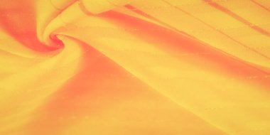 Keskin köşegen çizgileri ve canlı renk kontrastı olan soyut sarı ve kırmızı kumaş. Malzemenin pürüzsüz akışı yaratıcı tasarımlar için mükemmel bir dinamik ve enerjik his yaratıyor..