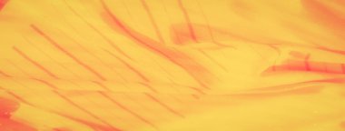 Görüntü, yumuşak kırmızı tonlara sahip canlı sarı bir kumaşı gösteriyor. Rüya gibi ve ruhani bir his yaratıyor. Kumaş kıvrımları yumuşak, dalgalı hatlar ve parıldayan dokular yaratır..