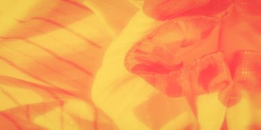 Karmaşık çizgileri ve kıvrımları olan yumuşak sarı kumaş bulanıklığı soyut bir tasarım sunuyor. Parlak dokusu ve pürüzsüz kıvrımları modern, sanatsal bir kumaş oluşturur.