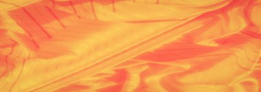 İnce çizgiler ve kıvrımlarla dokulu yumuşak sarı kumaş bulanıklığı. Parlak röfle ve hassas akış bu tekstil yakın çekiminde büyüleyici bir soyut etki yaratır..