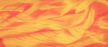 Parlak sarı bir kumaşın bulanık dokusu soyut bir görünüm yaratıyor. Katlar ve gölgeler boyut ekler, kumaşa yumuşak, ruhani bir parıltı verir..