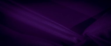 Zarif kıvrımlarda parlak ve parlak yüzeyi ışığı yansıtan zengin mor saten kumaş bulanıklığı. Derin, zarif renk pürüzsüz, dalgalı perdeler oluşturur.