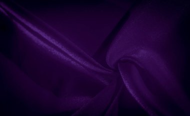 Pürüzsüz kıvrımlara sarılı koyu mor saten kumaş bulanıklığı, ışığı yansıtan parlak bir dokusu var. İpek kumaş zarif ve lüks kıvrımlar yaratır.