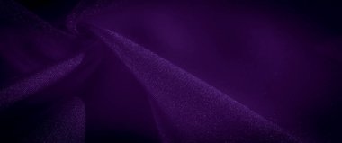 Pürüzsüz mor saten kumaş bulanıklığı. Işığı yansıtan parlak bir yüzeyi olan zarif kıvrımlar. İpeksi dokusu ve zengin rengi zarif ve lüks bir görünüm yaratır.