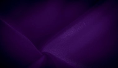 Pürüzsüz mor saten kumaş. Zarif bir şekilde kıvrımlara sarılmış. Zengin renk ve ipek dokular lüks ve sofistike bir şekilde yayılıyor. Moda ve iç dekorasyon için mükemmel hale getiriyor..