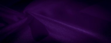 Pürüzsüz, parlak bir dokusu olan mor saten kumaş zarif kıvrımlar halinde toplanmış. Derin mor renk ve yansıtıcı yüzey onu mükemmel yapan lüks bir his yaratır.