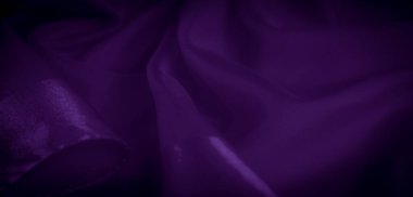 Zengin ve pürüzsüz mor saten kumaş yumuşak kıvrımlar oluşturarak incelikle gelişmişlik ve cazibe havasını çağrıştırıyor. Derin renkleri ve parıldayan parıltısı onu moda ve iç tasarım için ideal kılıyor.