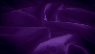 Pürüzsüz, zengin mor saten kumaş, yumuşak dalgalar halinde akıyor ve katlanıyor. Parlak dokusu ışığı yansıtır. Zarif tasarımlar için mükemmel bir görünüm verir..