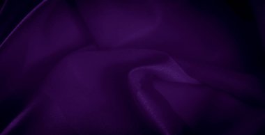 Bulanık mor saten kumaş nazik, dalgalı kıvrımlar oluşturur. Kumaşın zarafetini arttıran ince bir parıltıyla pürüzsüz ve lüks bir doku yaratır..