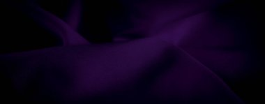 Yumuşak, zarif mor saten kumaş, pürüzsüz, parlak ışığı yansıtan yüzeyi ile nazikçe katlanır. Lüks dokular ve zengin renkler ışık ve gölge oyunuyla vurgulanır..