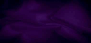 Yumuşak röfleler ve gölgelerle pürüzsüz bir şekilde kıvrımlara sarılı mor saten kumaş sergisi lüks kalitesini artırıyor. Kumaşın zengin dokusu ve parıltısı zarif bir yapı yaratır.