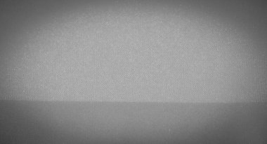 Yumuşak ışık ve gölgeli, akışkan gri bir kumaşın bulanıklığı zarif bir kumaş oluşturur. Pürüzsüz kıvrımlar ince gölgeleri yansıtıyor, maddenin narin parıltısını arttırıyor..