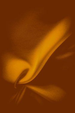 Sarı kumaşın bulanık kıvrımları sahneyi süpürüyor, dinamik akış kalıpları oluşturuyor ve yumuşak dokusunu ve pürüzsüz yüzeyini vurgulayan ince ışıklandırma efektleri oluşturuyor..