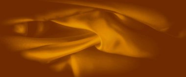 Canlı turuncu kumaş yumuşak kıvrımlarla pürüzsüzce örterek akışkan ve soyut bir görünüm yaratıyor. Doku ve ışık uyum içinde oynayarak tasarıma sıcaklık ve basitlik katar..