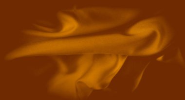 Bulanık altın-turuncu kumaş kıvrımları sıcaklık ve zarafet saçan yumuşak, dalgalı bir doku yaratır. Karmaşık dokuma ve hafif ışıklandırma kumaşa parlak bir kalite veriyor..