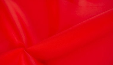 Canlı kırmızı kumaşların bulanıklığı yumuşak, parlak görünümlü akıcı dokular yaratıyor. Örtülü kumaş yüzeyde ince, pürüzsüz kıvrımlar ve karmaşık ışık oyunları sergiliyor..