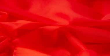 Dinamik kırmızı kumaş bulanıklığı, ışığı yakalayan kıvrımlı kıvrımlar, pürüzsüz ve lüks dokusunu vurguluyor. Kalın kırmızı renk, maddenin zenginliğini ve akıcılığını arttırır..