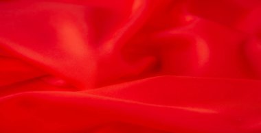Pürüzsüz, parlak kırmızı kumaşlı, yumuşak kıvrımlarla sarılı. Parlak kırmızı renk ve lüks dokular göz alıcı, dinamik bir desen oluşturur..