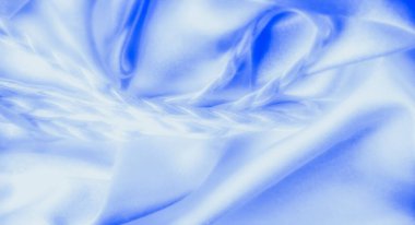 Görüntü Pürüzsüz, saten kumaşa benzeyen canlı mavi şelaleler bu görüntüde zarifçe. Örgü örülmüş detaylar doku eklerken, kumaşın parıltısı onun lüks görünümünü artırıyor..