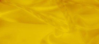 Pürüzsüz sarı kumaş kıvrımları ve yumuşak kıvrımları var. Saten benzeri doku ışığı nazikçe yansıtır, maddenin yumuşak ve canlı tonlarını güçlendirir..