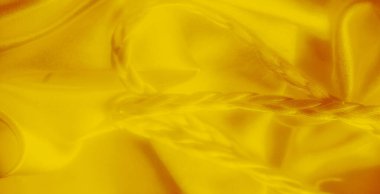 Merkezi örgülü, parlak sarı saten kumaştan oluşan bir bulanıklık. Pürüzsüz ve parlak dokusu, resmin soyut akışına lüks bir dokunuş ekler..