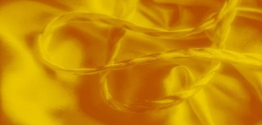 Pürüzsüz sarı kumaştan ince örgüler, lüks ve zarif bir doku yaratıyor. Saten benzeri kumaş ve yumuşak kıvrımlar kumaşın genel zenginliğini arttırır..