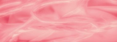 Canlı pembe tonda bulanık saten kumaş, örgülü aksanlarla iç içe. Akan kumaş ve örgülü elementlerin birleşimi zengin bir doku ve zarif bir hareket yaratır.