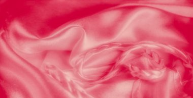 Örgülü kısımları olan detaylı pembe kumaş görüntüsü yumuşak kıvrımları ve hassas dokusu için öne çıkıyor. Örgülü kumaş ve pürüzsüz kumaş arasındaki zıtlık, ahenkli ve zarif bir aest yaratır.