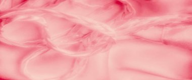 Yumuşak pembe saten kumaştan bulanık, pürüzsüz katlar halinde dizilmiş, zarif örülmüş kurdelelerle güçlendirilmiş. Malzemenin şaşaalı parıltısı zarafet ve incelik katıyor.