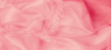 Bulanık pembe kumaş kıvrımları akıcı ve pürüzsüz bir doku oluşturur. Materyalin ince kıvrımları ve ince gölgeleri ona zarif ve lüks bir görünüm verir..