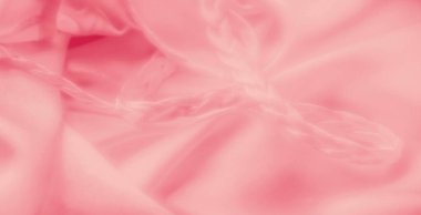 Pembe saten kumaştan bulanık kıvrımlar, narin örgülerle sarmalanmış. Yumuşak dokular ve akışkan kumaş kombinasyonu zarif ve lüks bir estetiği vurgular..