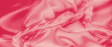 Hassas pembe kumaş bulanıklığı ve karışık örülmüş bir tasarım. Yumuşak kumaş zarif perdeler, örgü zarif saten yüzeye biraz karmaşıklık ve doku ekler..