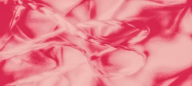 Pembe kumaşın örülmüş dokusu ile bulanık görüntüsü sofistike bir görsel etki yaratıyor. Saten benzeri maddenin pürüzsüz kıvrımları zarif ve lüks çekiciliğini artırıyor..