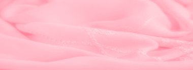 Bulanık - açık pembe bir kumaş, karmaşık işlemeli yumuşak örtülü, pürüzsüz ve ince bir doku yaratıyor. Akan katlar ve nakışlı detaylar kadınsı ve lüks bir cazibe sunuyor..