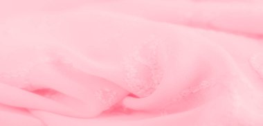 Yumuşak pembe kumaşlı, narin işlemeli çiçek desenli bulanık, dingin ve nazik bir estetik yaratıyor. Yumuşak doku ve ince detay onun zarafetini artırır..