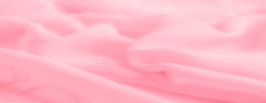 Yumuşak kıvrımlı, pembe dantelli kumaş ve çiçekli nakış. Pürüzsüz yüzey ve yumuşak kumaş onun lüks ve kadınsı görünümüne ekleniyor..