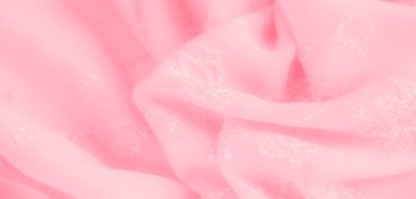 Yumuşak kıvrımlı, pembe dantelli kumaş ve çiçekli nakış. Pürüzsüz yüzey ve yumuşak kumaş onun lüks ve kadınsı görünümüne ekleniyor..