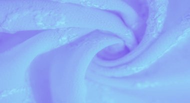 Yumuşak, akışkan bir yüzeye sahip bulanık mavi kumaş, zarif işlemeli desenler, sakin tasarımlar ve tekstil projeleri için mükemmel, pürüzsüz, rahatlatıcı bir görsel sunuyor..