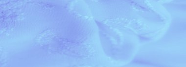 Dalgalı desenli narin mavi bir kumaşın bulanıklığı. Yumuşak ve zarif dokusu kumaşa derinlik katarak moda ve ev dekorasyonu için ideal hale getiriyor..