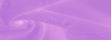 Yumuşak kıvrımlı, pürüzsüz mor kumaş. Detaylı desenlerle vurgulanmış. Yumuşak dokusu ve pastel tonları tasarıma huzur ve incelik katar..