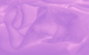 Yumuşak kıvrımlı, narin mor kumaş ve karmaşık detaylar. Kumaşın pürüzsüz dokusu ve akışkan tasarımı görsel olarak rahatlatıcı ve zarif bir estetik yaratıyor..