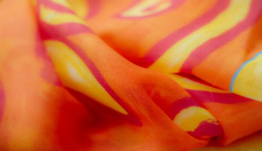 Bulanık - bu turuncu ve sarı kumaşın kıvrımlarının pürüzsüz, ılık tonlu kıvrımları canlı ve akışkan bir şekildedir. Kumaş meraklıları veya dekoratif tasarım unsurları için çarpıcı bir resim.