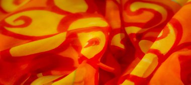 Bulanık - Bu kumaş dinamik turuncu ve sarı kıvrımların pürüzsüz, ışıl ışıl kıvrımlarını içeriyor. Parlak renkler ve desenler onu herhangi bir arkaplan veya tekstil görüntüsü için göz alıcı bir tasarım haline getirir.