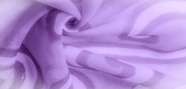 Yumuşak kıvrımlı açık mor kumaş ve soyut kıvrımlı desenlerin bulanık yakın çekimi. Akan katlar ve hassas doku kumaşın sıvısını ve ruhani görünümünü arttırır..