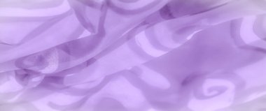 Büyüleyici bir etki yaratan girdap desenleri olan dalgalı mor bir kumaşın bulanıklığı. Soyut şekiller ve yumuşak kıvrımlar pürüzsüz ve sanatsal bir doku için harmanlanır..
